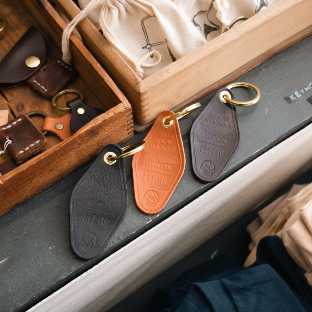 小物 vaultroom LEATHER HOTEL KEYCHAIN LEATHER HOTEL KEYCHAIN / WHITE – VAULTROOM